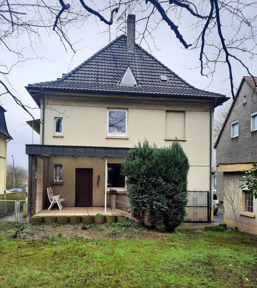 Vorher: Rückseite Wohnhaus mit Wildwuchs