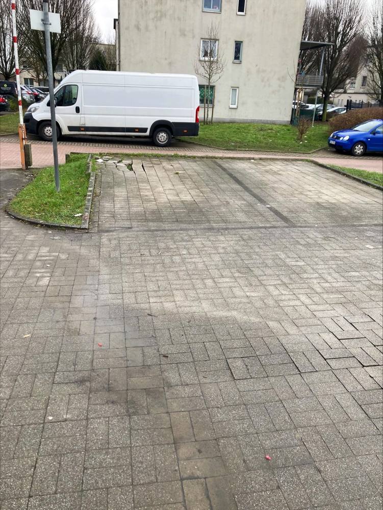 Vorher: Parkplatzanlage mit Schäden