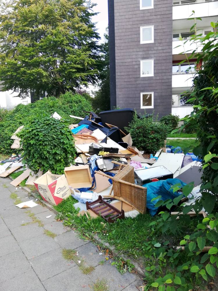 Vorher: Sperrmüll vor Wohnanlage