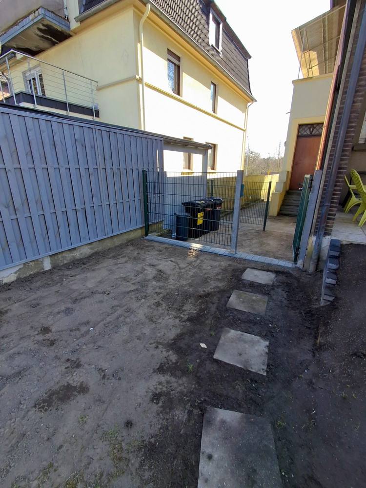 Nachher: Mülltonnenabstellplatz angelegt