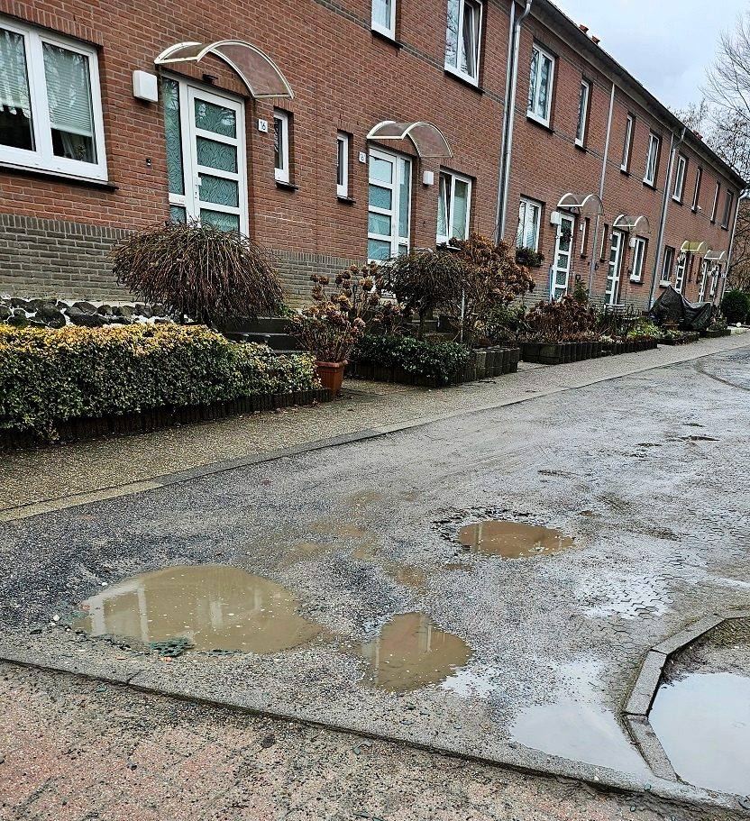 Vorher: Zufahrt mit Pfützen